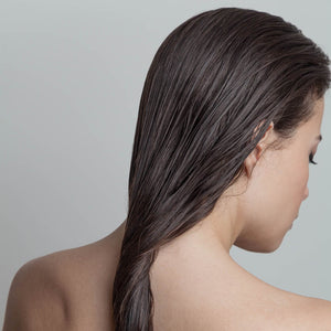 Sudorazione eccessiva del cuoio capelluto (o iperidrosi): 10 rimedi per contrastarla